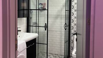 Appart'hôtel Deluxe, vue ville | Salle de bain | Douche, sèche-cheveux, chaussons, serviettes fournies