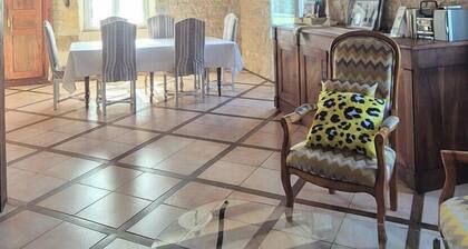 Le pressoir, Charming Quercy stone house near Padirac