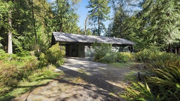 Down a private driveway and wrapped in ferns — Creekside Hideaway lives up to its name.