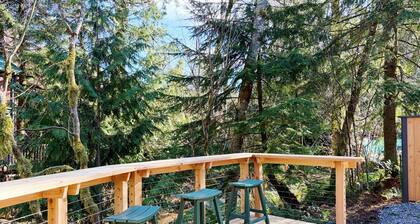 Cozy Creekside Cabin + Pool, Hot Tub, Renovated