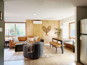 Smart TV, fireplace - 2 Homes in 1: Creekside Deck + 2 Hot Tubs (Rhododendron)