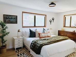 Desk, travel cot, free WiFi, bed sheets - 2 Homes in 1: Creekside Deck + 2 Hot Tubs (Rhododendron)
