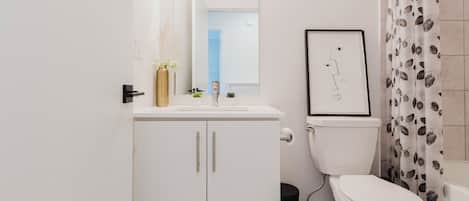 SĂšche-cheveux, bidet, serviettes fournies, savon