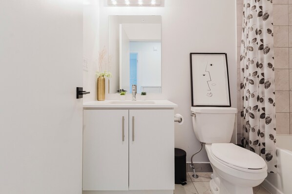 Séchoir à cheveux, bidet, serviettes fournies, savon