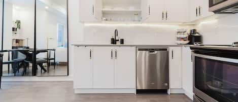 Four Ă micro-ondes, un four, surface de cuisson