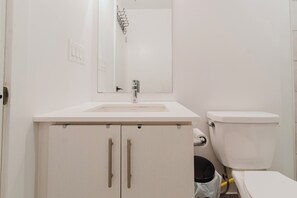 Séchoir à cheveux, bidet, serviettes fournies, savon