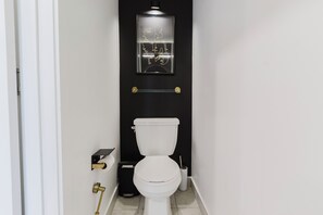 Séchoir à cheveux, bidet, serviettes fournies, savon
