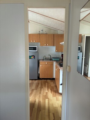 Coffee/tea maker, fridge, microwave, stovetop