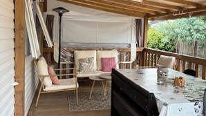 A covered outdoor seating area with a wooden table, chairs, and a sofa. - Fully equipped mobile home for 4–6 people in Hourtin, between the lake, the forest, and the ocean🏖️ (Hourtin)