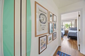 2 bedrooms, iron/ironing board, travel cot, WiFi - Sunny Surf Villa | Beach Across the Street (Hilton Head Island)