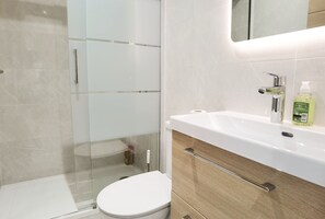 Douche, sèche-cheveux, serviettes fournies, savon