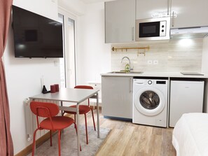 Fridge, microwave, stovetop, coffee/tea maker - 176 New Deco Studio 200m to Park La Villette (D) (Paris)