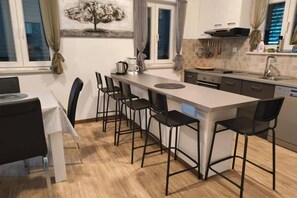 Private kitchen - Villa Leen Dubrovnik – Your Private Escape with a Pool and Panoramic Views (Đurinići)