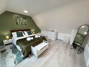 2 slaapkamers, een strijkplank/strijkijzer, reisbedje, gratis wifi