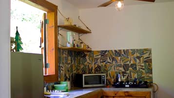 Geladeira, micro-ondas, cafeteira/chaleira, toalhas de papel