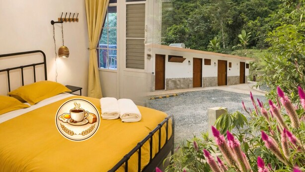Una habitación con cama, ventilador de techo, ventana con cortinas y vistas a un paisaje montañoso.