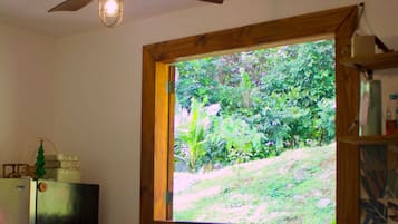 Een koelkast, een magnetron, een koffiezetapparaat/waterkoker, keukenrol