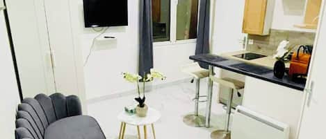 Tabla de planchar con plancha, wifi y ropa de cama