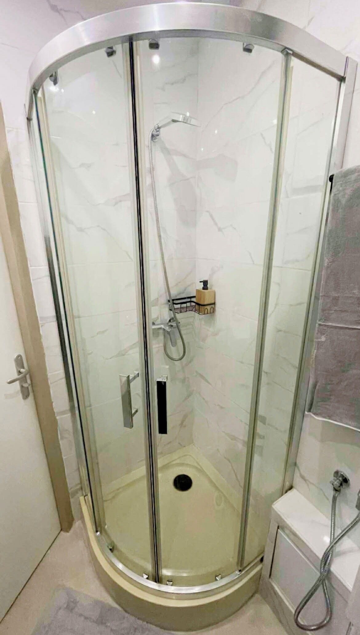 Douche, sèche-cheveux, serviettes fournies, savon