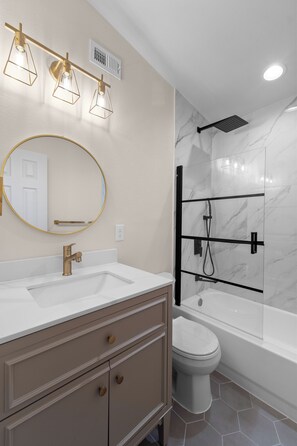 Shower, hair dryer, towels, soap - Private 4BR/3BA  Home Near IAH• Sleeps 9•Fast WIFI•Work Stays & Groups (Houston)
