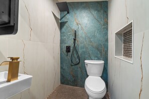 Shower, hair dryer, towels, soap - Private 4BR/3BA  Home Near IAH• Sleeps 9•Fast WIFI•Work Stays & Groups (Houston)