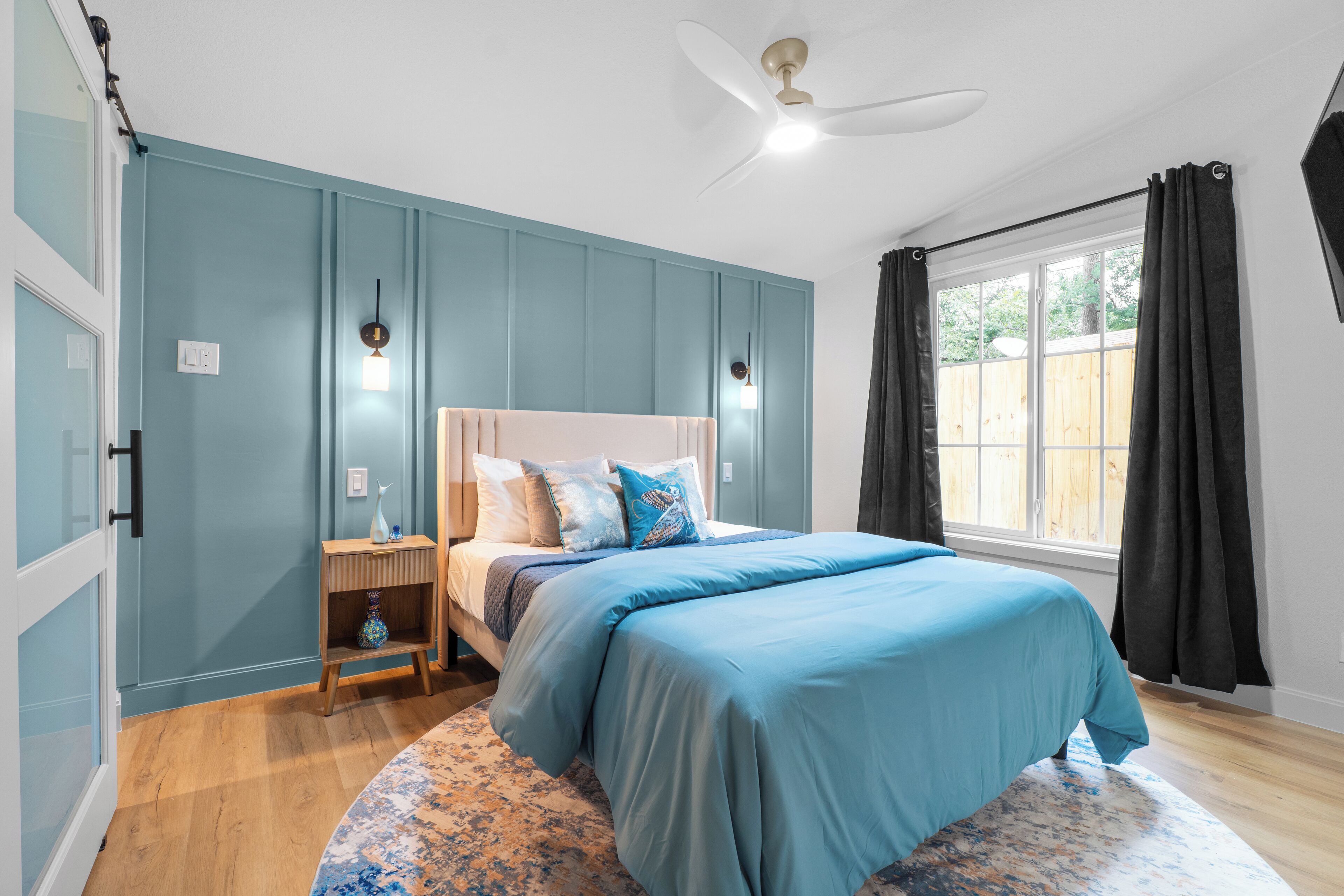 Tabla de planchar con plancha, wifi, ropa de cama