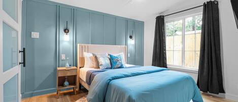 Tabla de planchar con plancha, wifi, ropa de cama