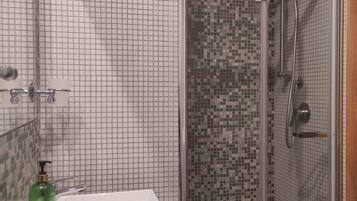 Douche, sĂšche-cheveux, bidet, serviettes fournies