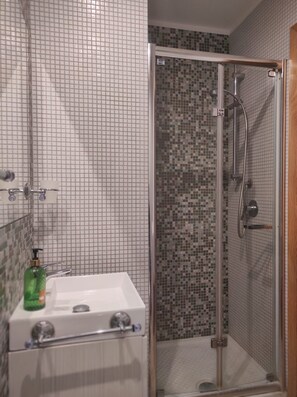 Douche, sèche-cheveux, bidet, serviettes fournies