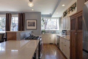 Private kitchen - Your Perfect CU Graduation Headquarters: Walk to Folsom & Pearl St!
New Listing! (Boulder)