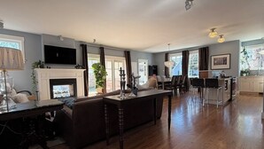 A spacious living room with a fireplace, a dining area, and a kitchen. - Your Perfect CU Graduation Headquarters: Walk to Folsom & Pearl St!
New Listing! (Boulder)