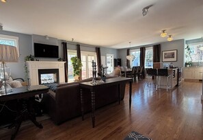Smart TV - Your Perfect CU Graduation Headquarters: Walk to Folsom & Pearl St!
New Listing! (Boulder)
