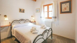 4 makuuhuonetta, silitysrauta/-lauta, vauvan matkasänky, Wi-Fi