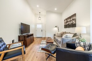 TV - Historic Hillside Getaway:
Spacious 6-bedroom/4 bathroom house close to downtown (Colorado Springs)