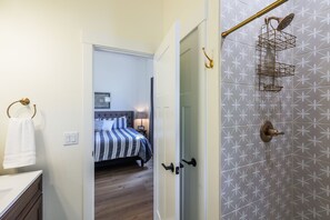 Shower, hair dryer, towels, soap - Historic Hillside Getaway:
Spacious 6-bedroom/4 bathroom house close to downtown (Colorado Springs)
