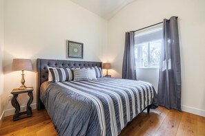 Tabla de planchar con plancha, wifi y ropa de cama 