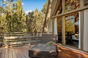Terrace/patio - 2BR Chic A-Frame w Slopes Views near Bear Mountain (Big Bear Lake)