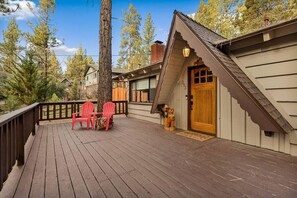 Terrace/patio - Pinecone Den, w/ Hot Tub Near Slopes in Fox Farm (Big Bear Lake)