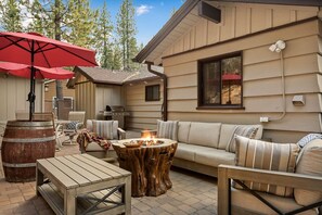 Terrace/patio - Pinecone Den, w/ Hot Tub Near Slopes in Fox Farm (Big Bear Lake)