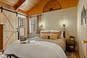 2 bedrooms, WiFi, bed sheets - Pinecone Den, w/ Hot Tub Near Slopes in Fox Farm (Big Bear Lake)