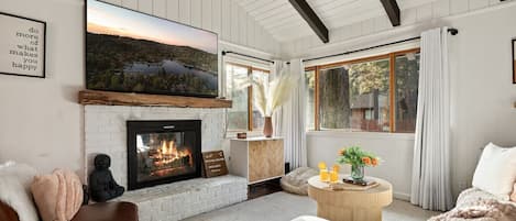 Televisión, chimenea y estéreo