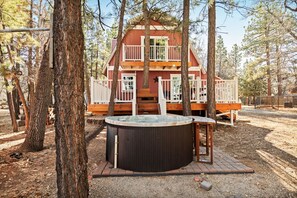 Outdoor spa tub - Taylor Ski Barn Near Bear Mtn w/Games, Hot Tub (Big Bear Lake)