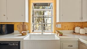 Wasserkocher mit Kaffee-/Teezubehör, Kühlschrank, Mikrowelle, Ofen