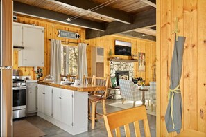Dining - Taylor Ski Barn Near Bear Mtn w/Games, Hot Tub (Big Bear Lake)