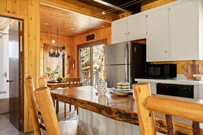 Coffee/tea maker, fridge, microwave, oven - Taylor Ski Barn Near Bear Mtn w/Games, Hot Tub (Big Bear Lake)