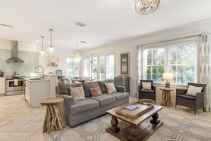 Smart TV, ping pong, books - NEW! Steps to Private Beach, Heated Pool, Hot Tub, + Ping Pong (Holmes Beach)