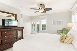 5 bedrooms, desk, iron/ironing board, travel cot - NEW! Steps to Private Beach, Heated Pool, Hot Tub, + Ping Pong (Holmes Beach)