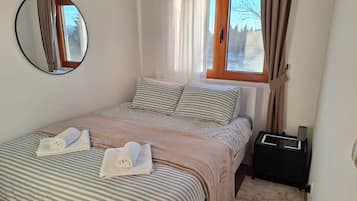 Tabla de planchar con plancha, wifi y ropa de cama