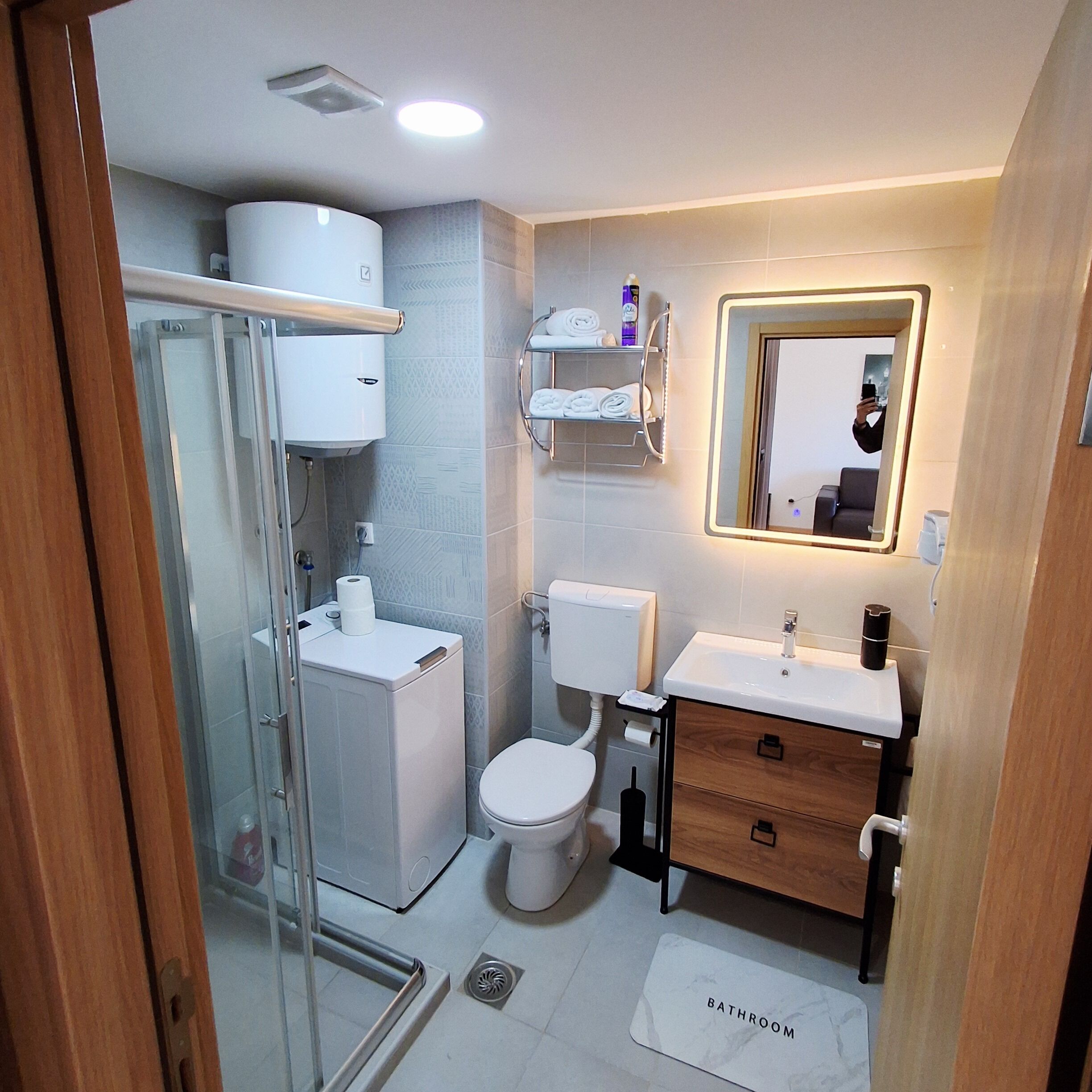 吹风机、毛巾、肥皂、卫生纸