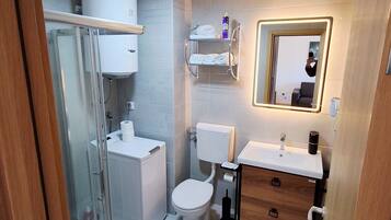 Secadora de cabello, toallas, jabón, papel de baño